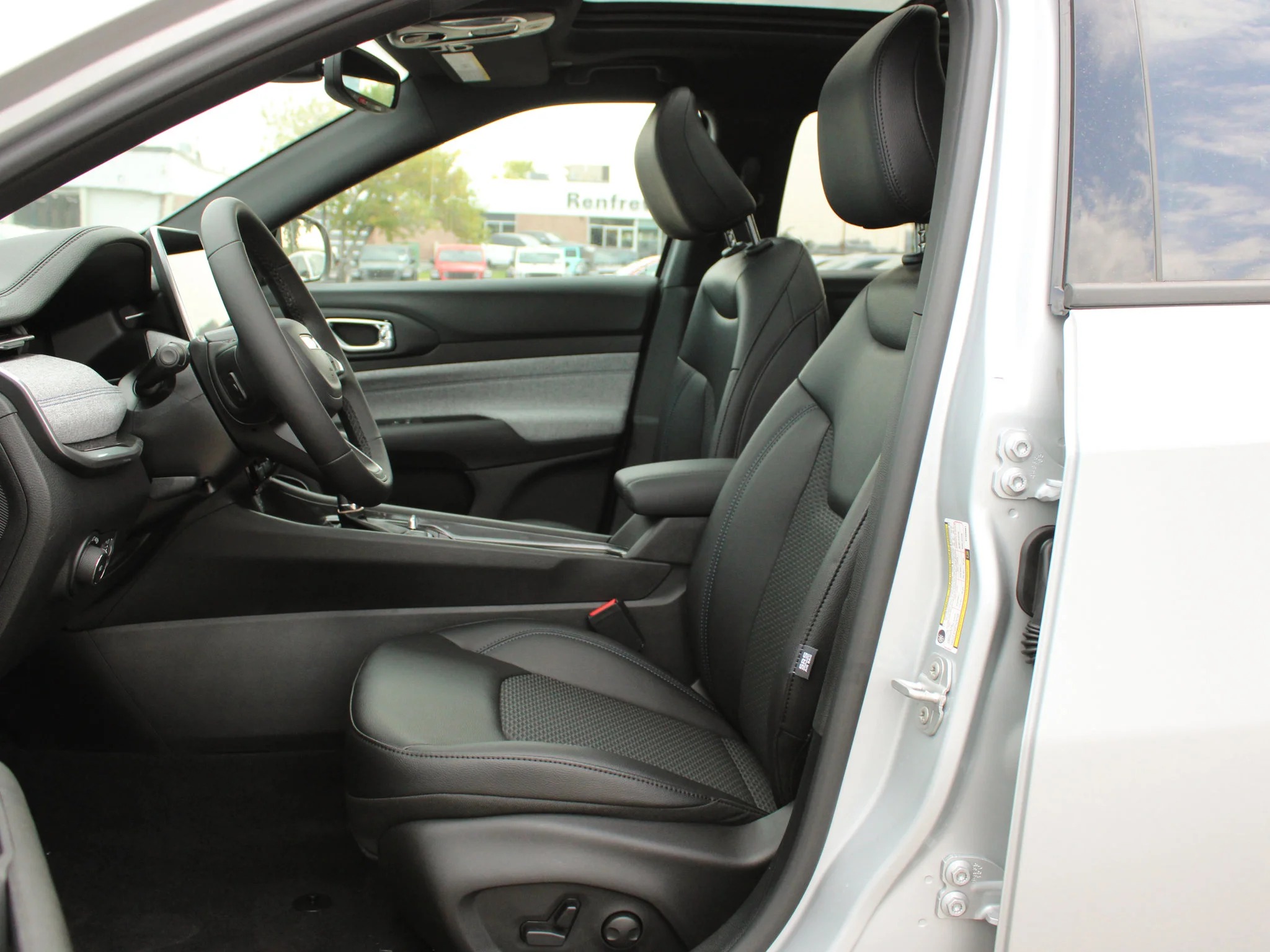 New 2025 Silver Jeep North* 4x4, Panoramic Sunroof, Heated Seats/Wheel, Wireless Charging Pad image 8