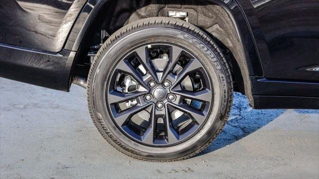 New 2026 Diamond Black Crystal Pearl-Coat Exterior Paint Jeep Limited image 12