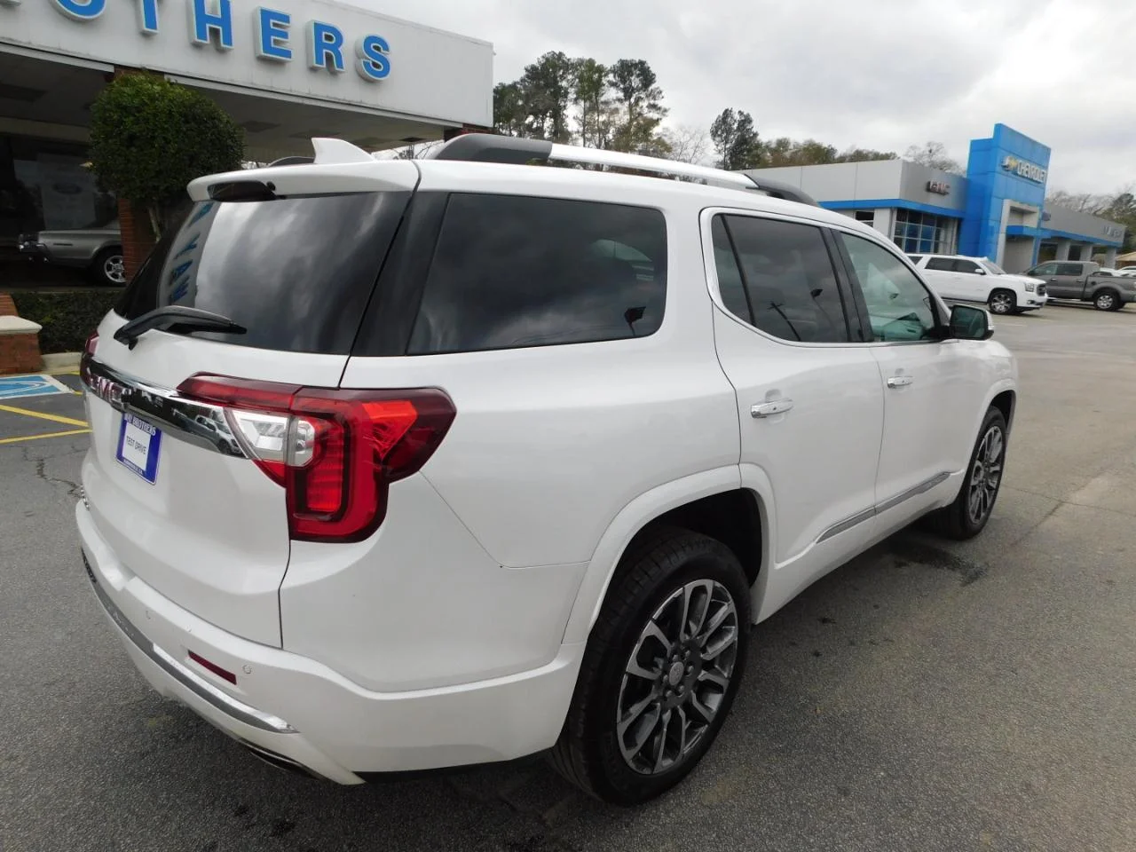 Used 2022 White GMC FWD 4DR DENALI image 8