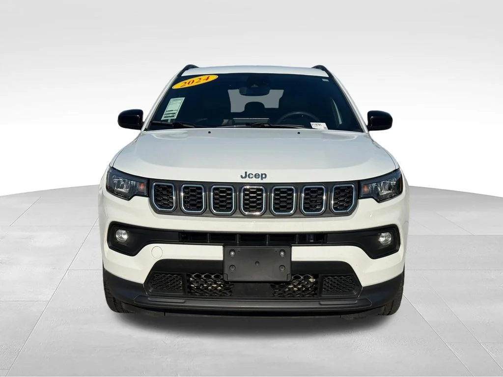 Used 2024 White Jeep Latitude image 26