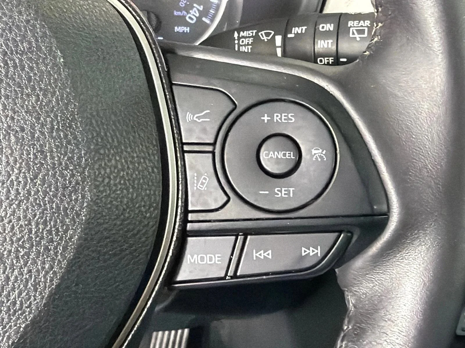 Used 2020 White Toyota XLE Premium image 27