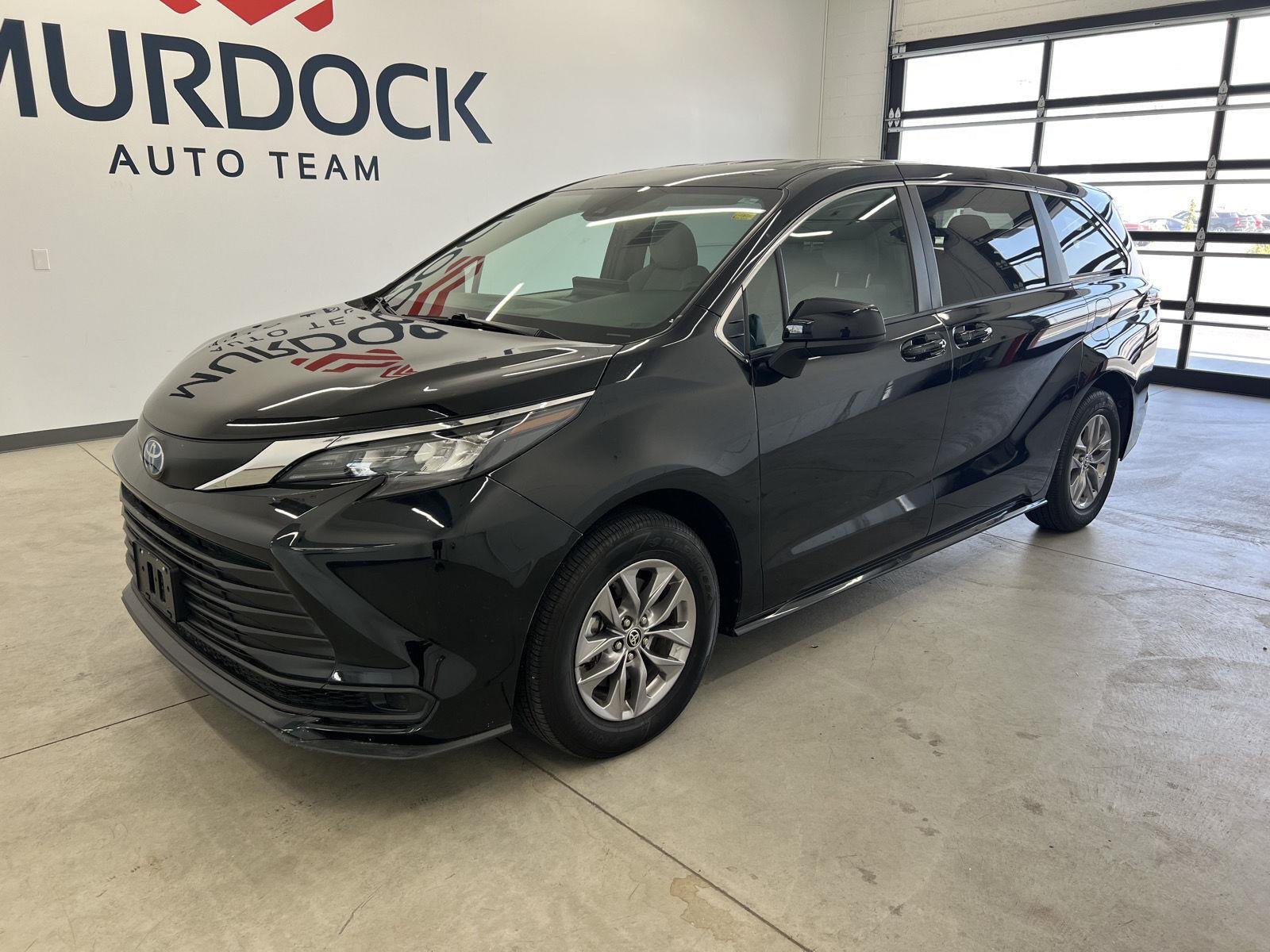 2025 Toyota Sienna LE - Photo 6