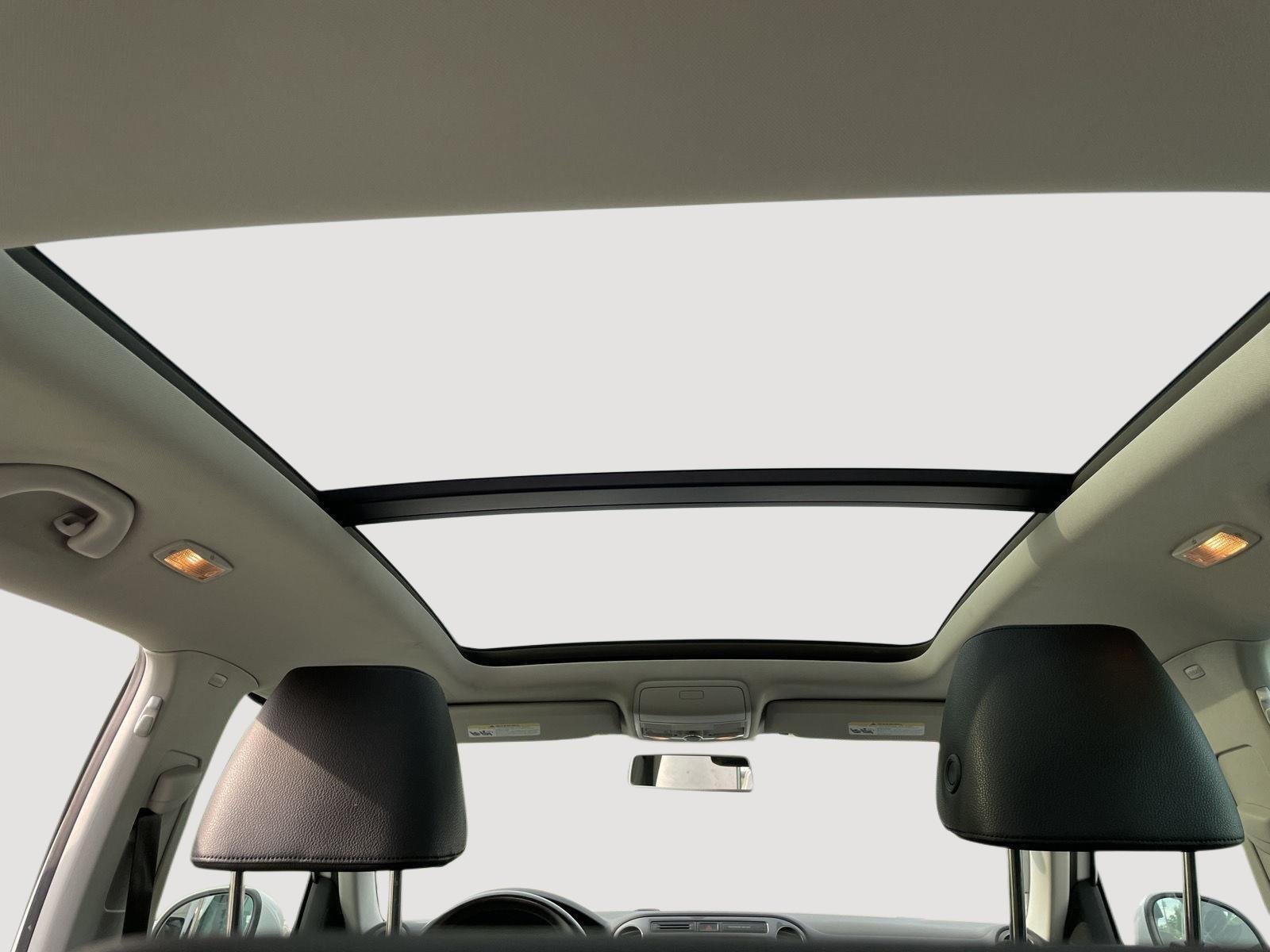 Used 2013 Candy White Volkswagen SE w/Sunroof & Nav image 4