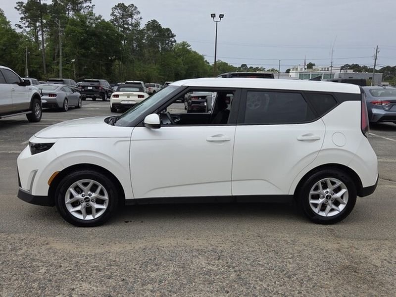 Used 2023 Snow White Pearl Kia LX image 5