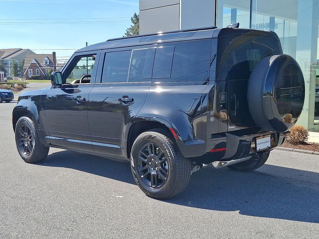 New 2026 Santorini Black Land Rover X-Dynamic SE image 4