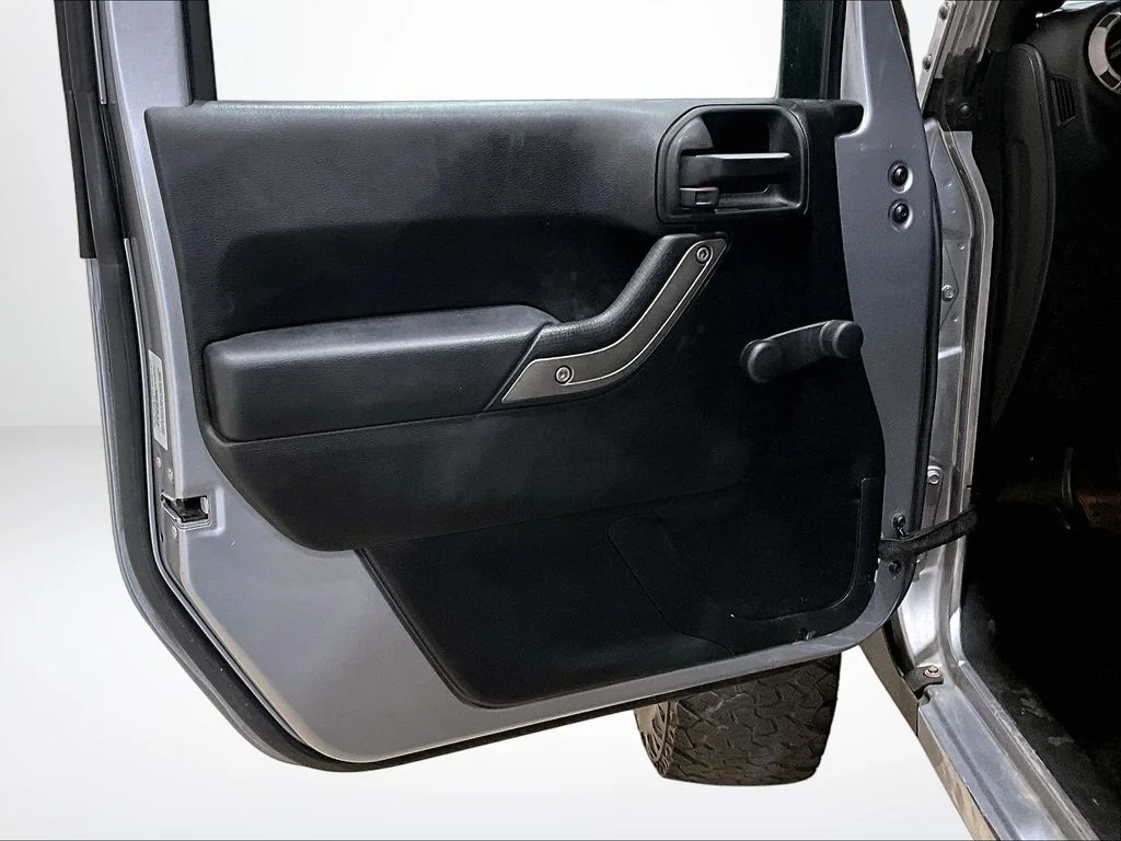 Used 2015 Silver Jeep Unlimited Sport image 20