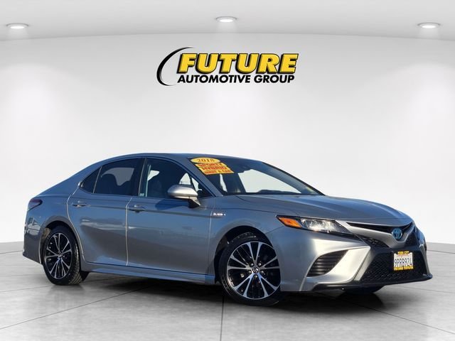 Used 2018 Silver Toyota SE image 1