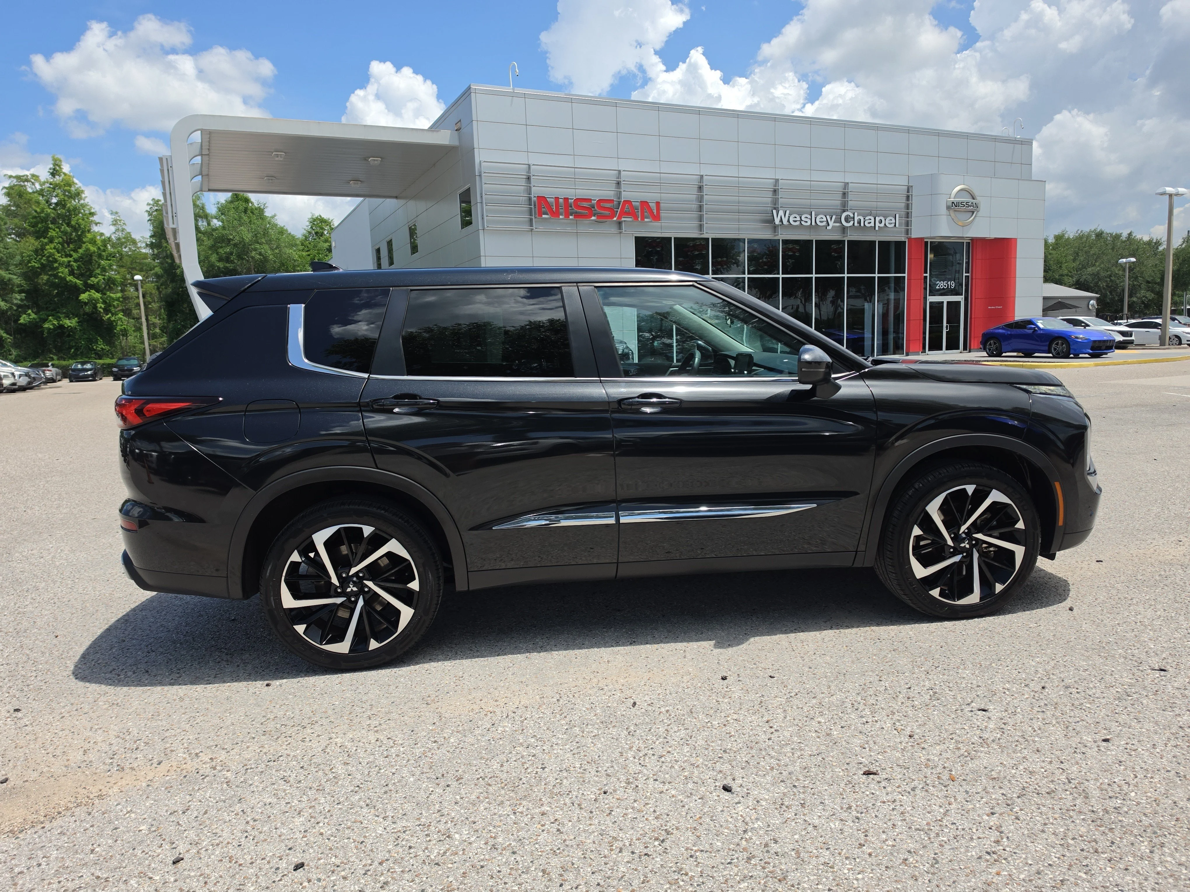 Used 2022 Black Diamond Mitsubishi ES image 9