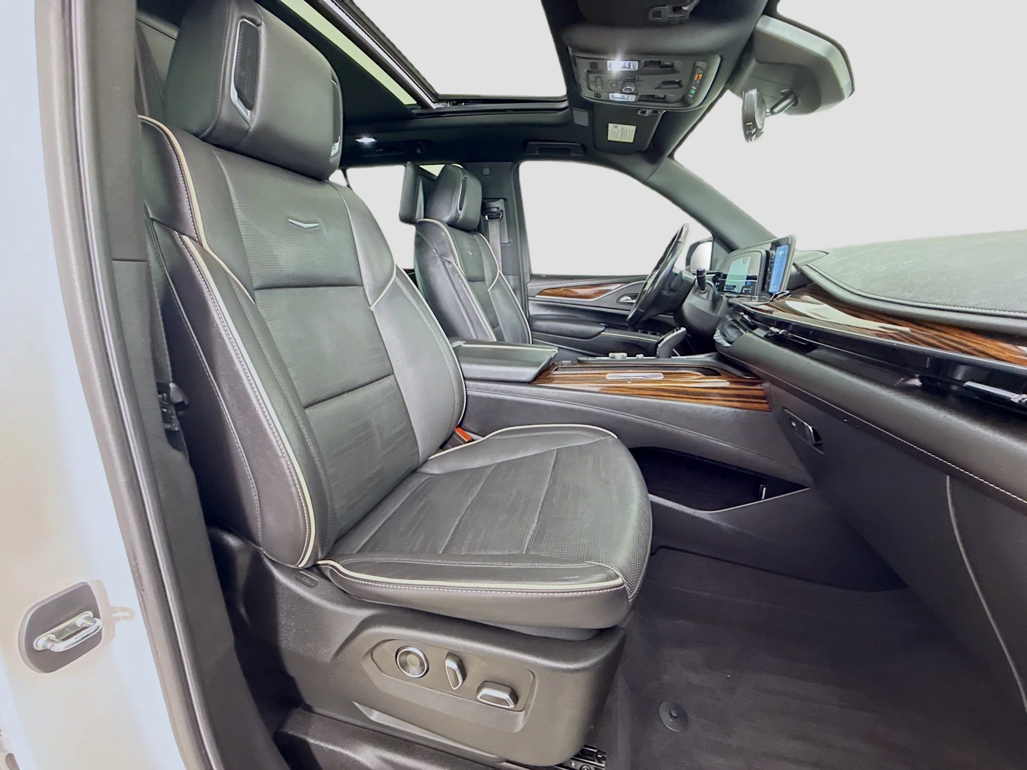 Used 2021 CRYSTAL WHITE TRICOAT Cadillac Premium Luxury image 33
