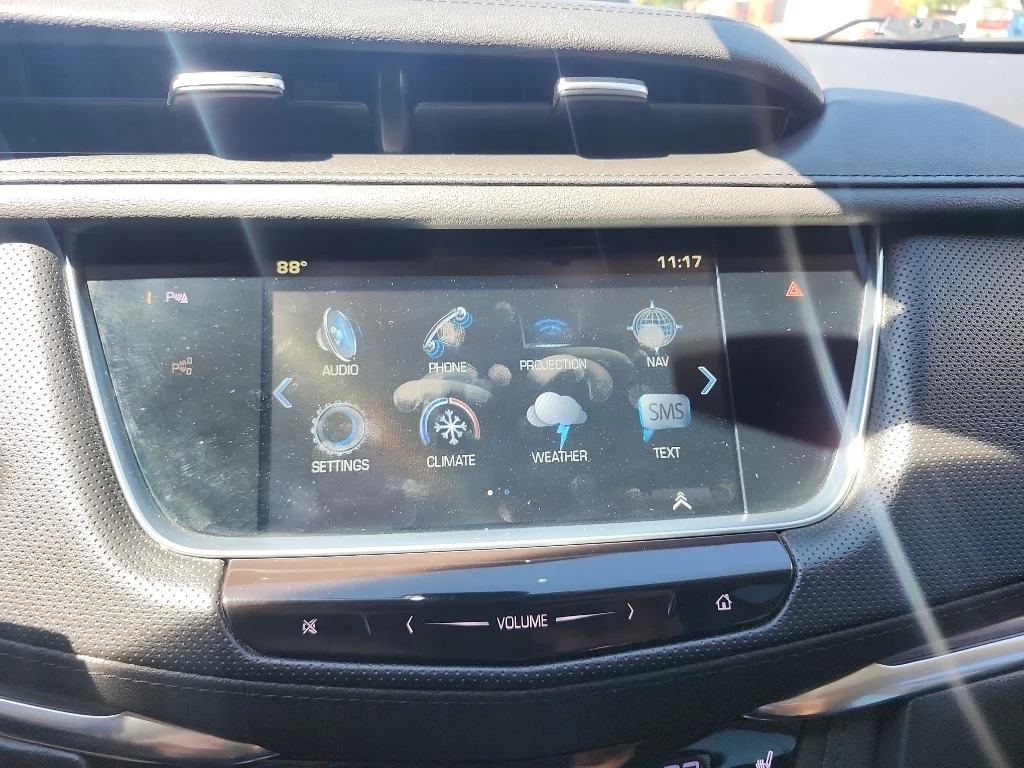 Used 2019 Crystal White Tricoat Cadillac Premium Luxury AWD image 27
