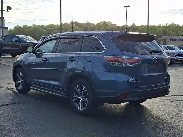 Used 2016 Blue Toyota XLE V6 image 4