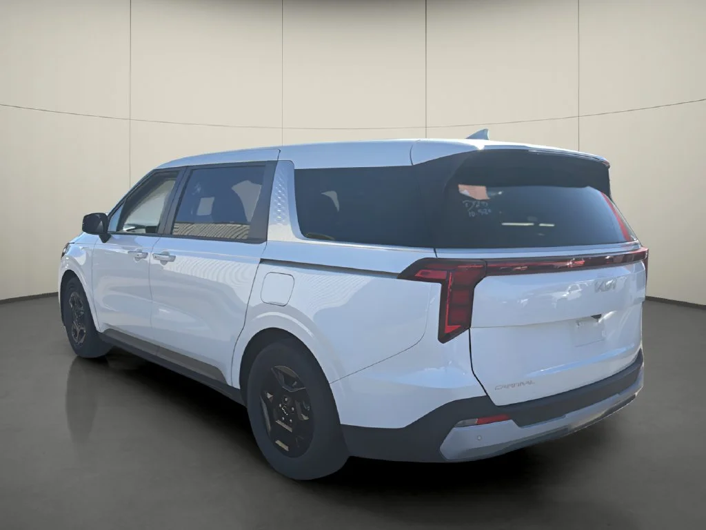 Used 2025 White Kia LXS image 5