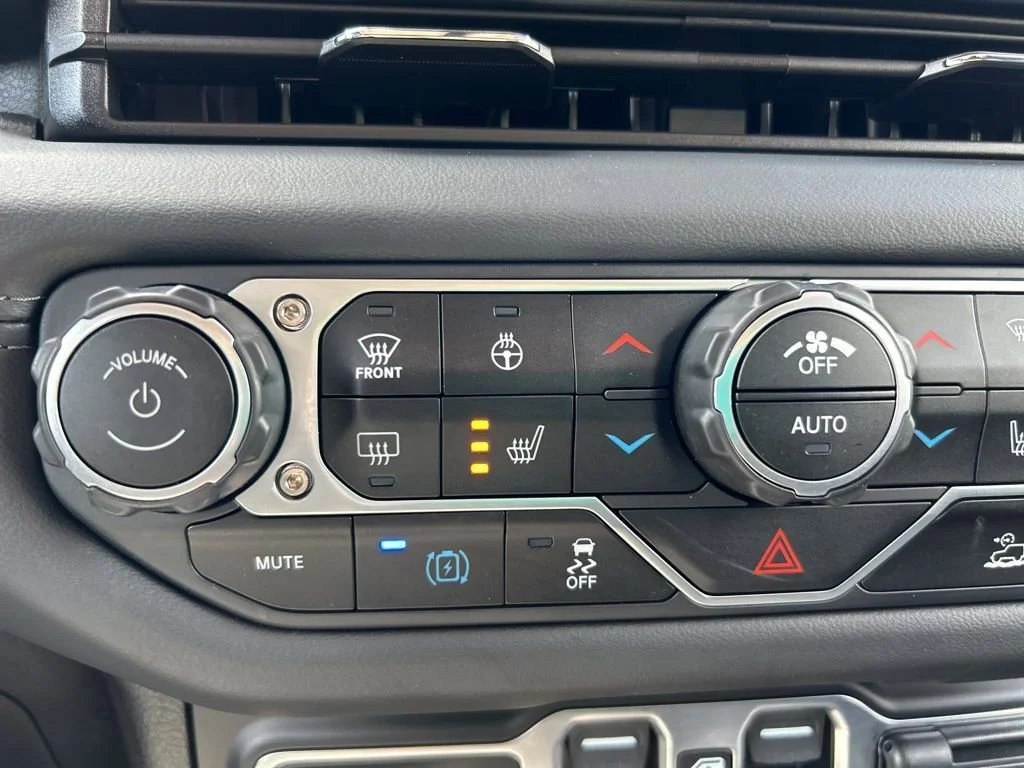 Used 2025 Red Jeep Sahara image 19