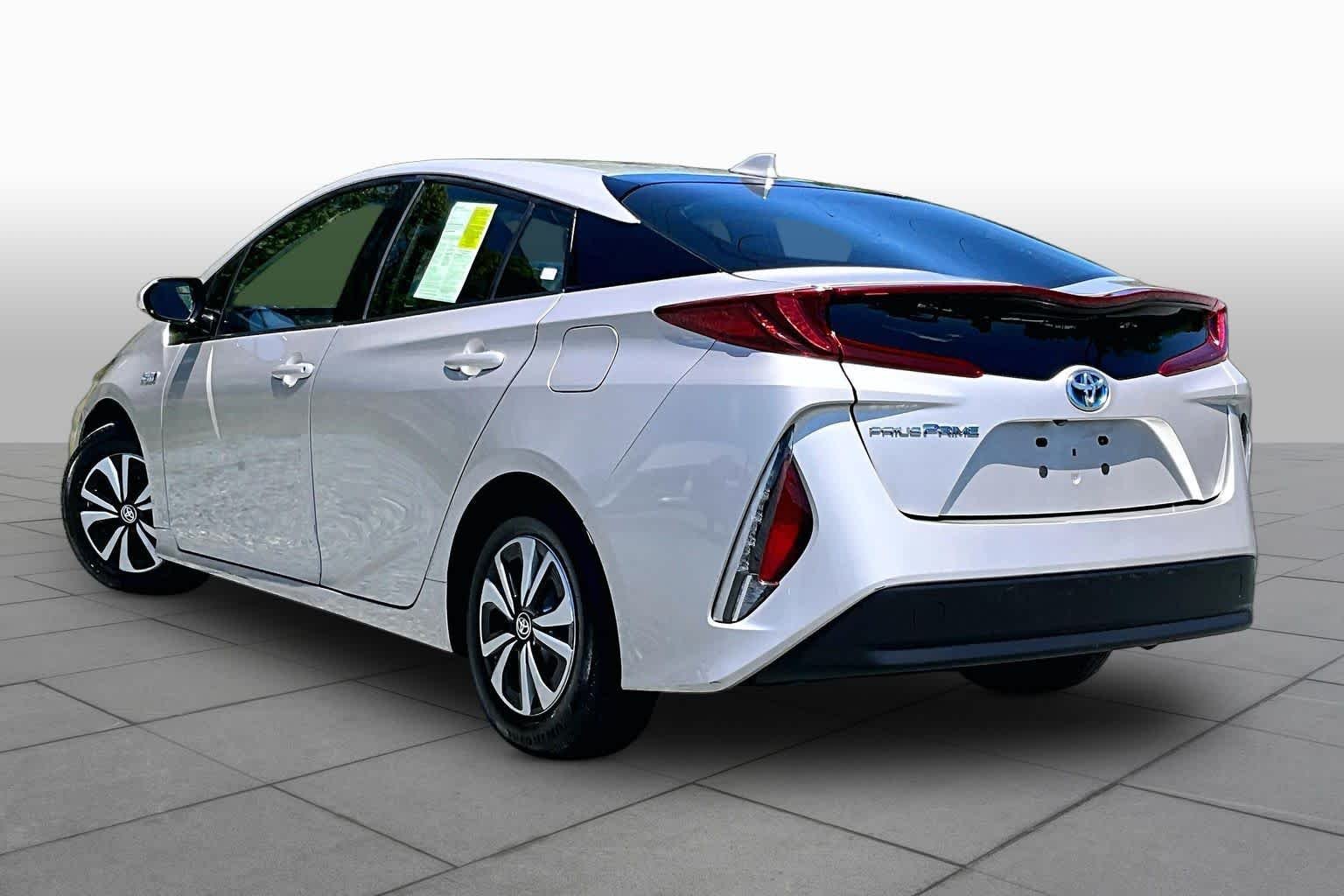 Used 2017 Titanium Glow Toyota Premium image 12