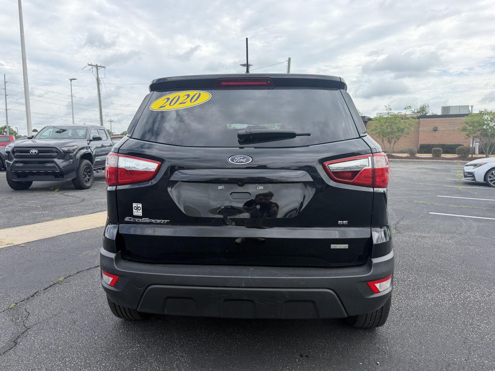 Used 2020 Shadow Black Ford SE image 6