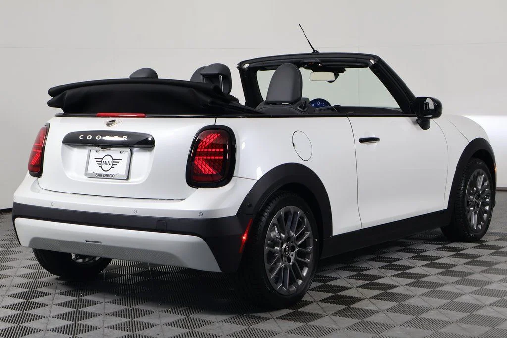 New 2026 White Metallic MINI Signature Plus image 3