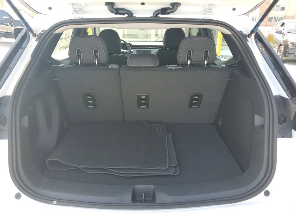 2027 Chevrolet Bolt LT - Photo 9