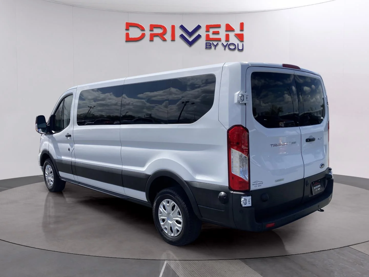 Used 2024 Oxford White Ford 350 XLT image 4