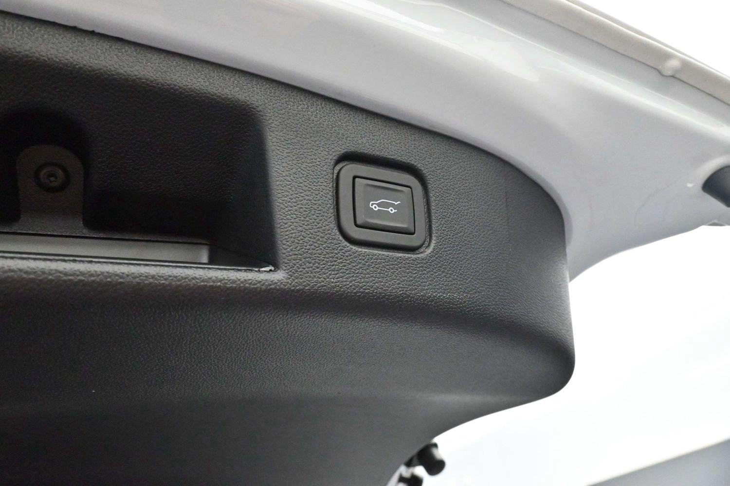 Used 2024 Summit White Chevrolet LT image 11