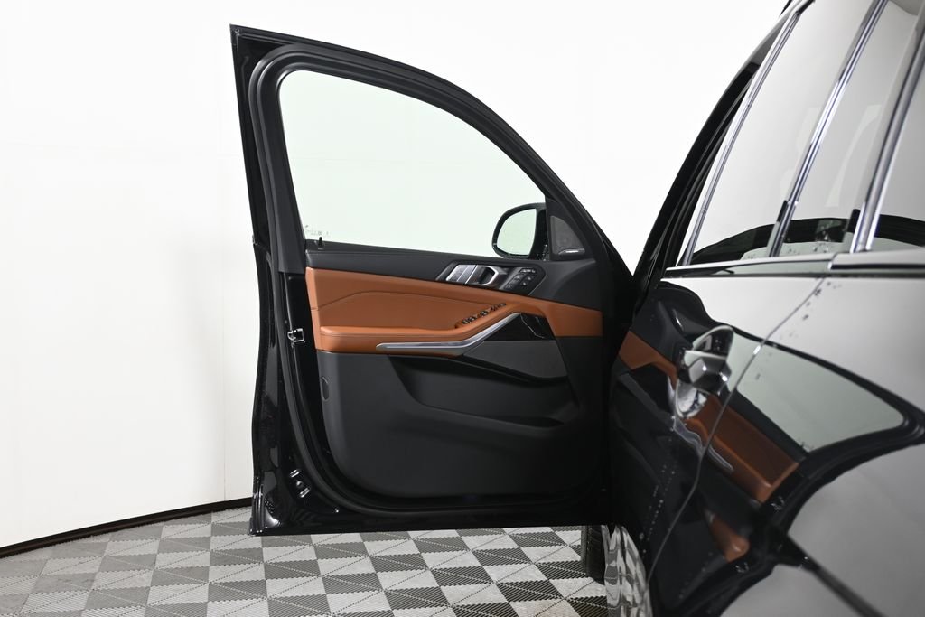 New 2027 Black Sapphire Metallic BMW M60i image 28