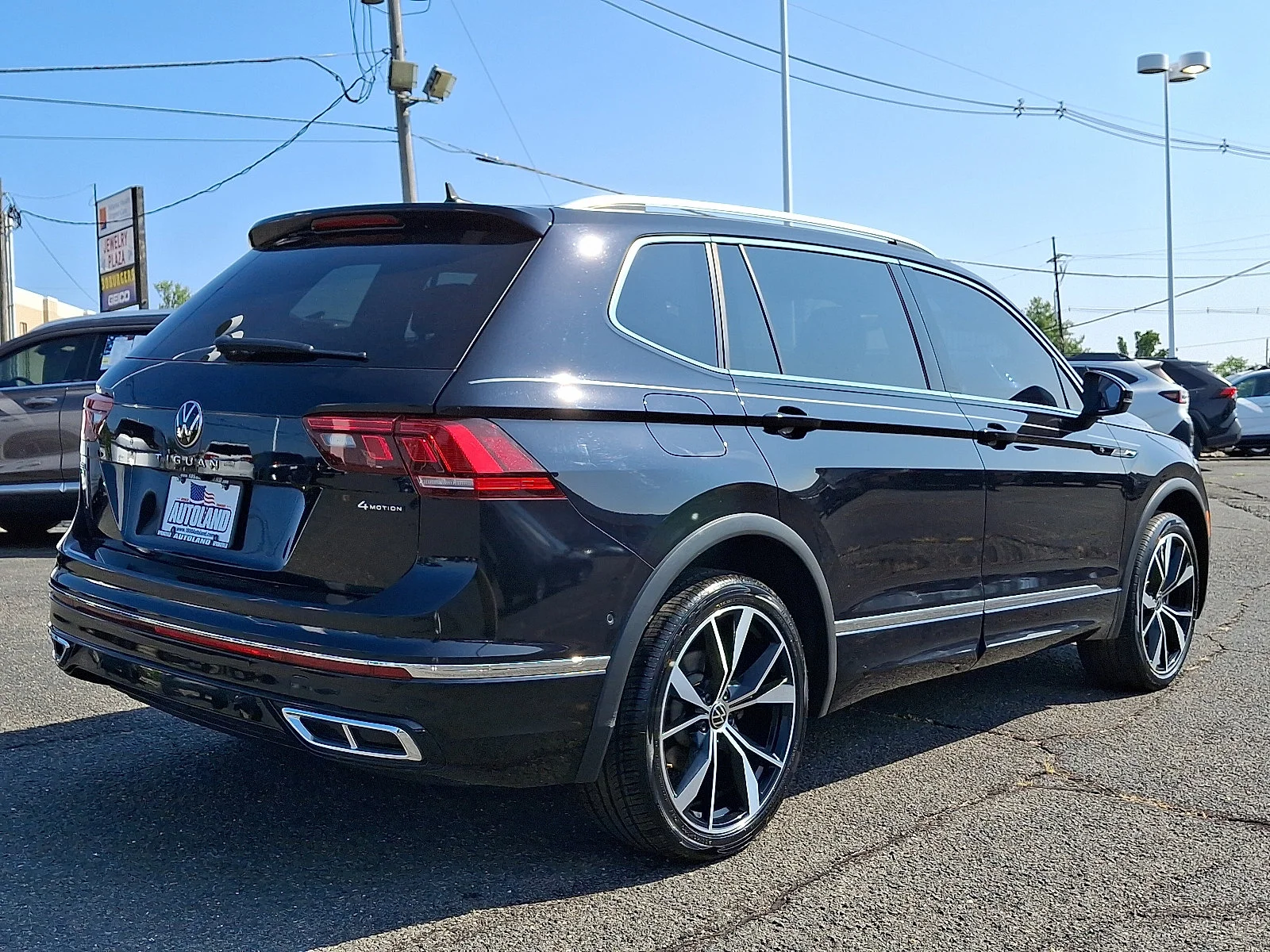 Used 2022 Deep Black Pearl - 2T2T Volkswagen SEL R-Line image 7
