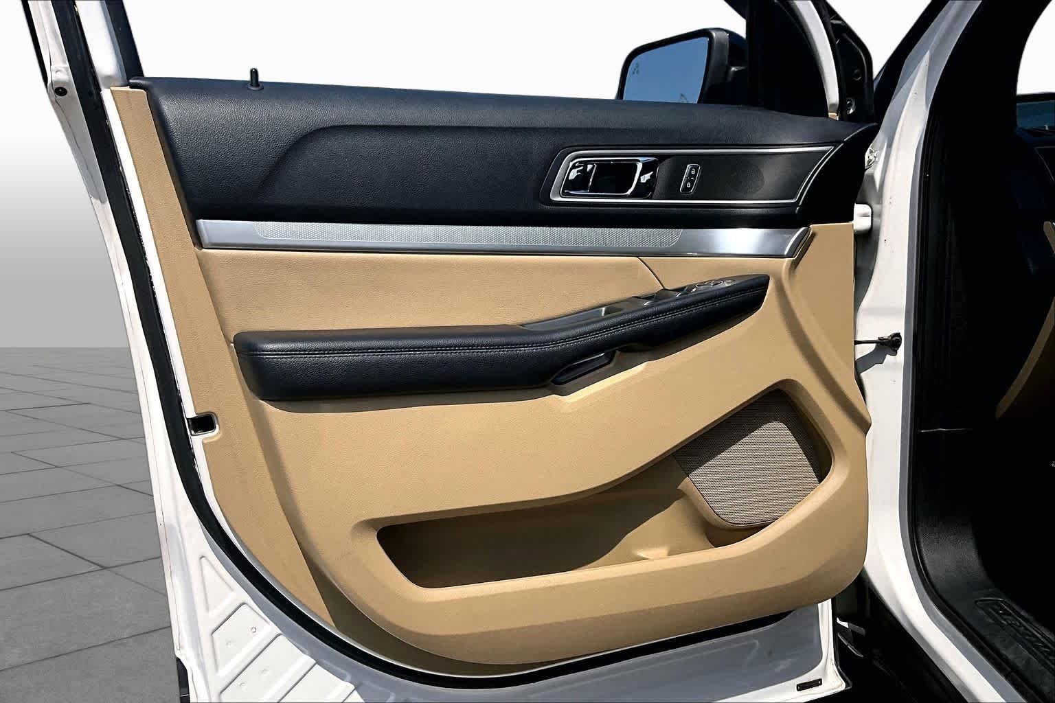 Used 2017 White Platinum Metallic Tri-Coat Ford XLT image 22