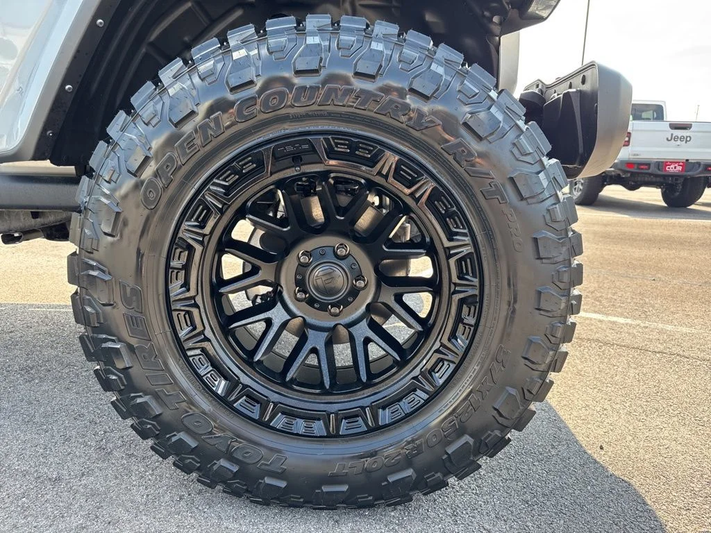 Used 2023 Silver Jeep Rubicon image 11