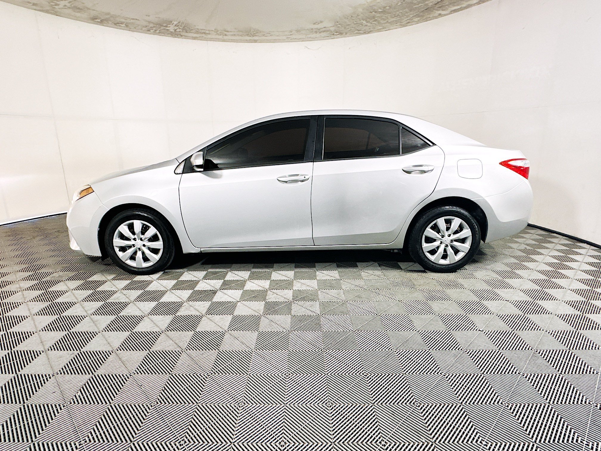 Used 2014 Classic Silver Metallic Toyota LE image 6