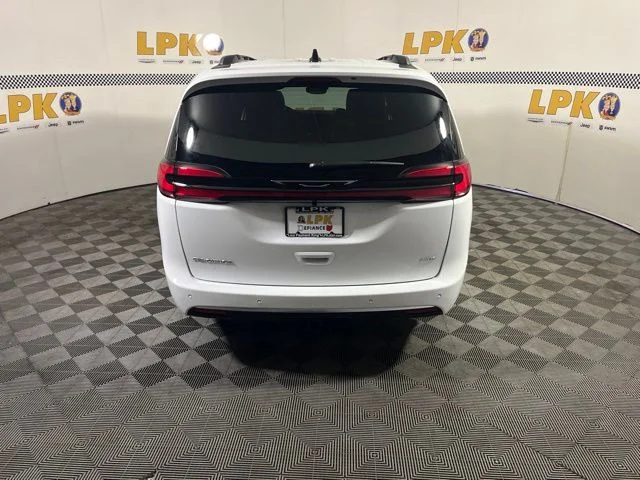 New 2027 Bright White Clear-Coat Exterior Paint Chrysler Pinnacle image 4