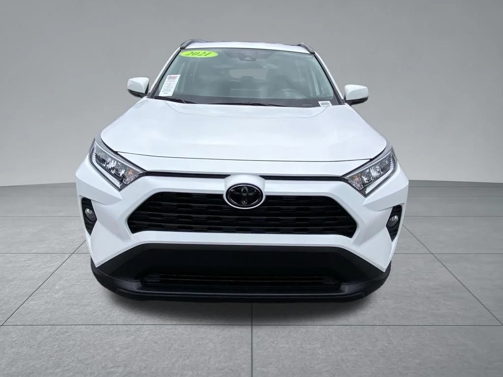 Used 2021 White Toyota XLE image 18