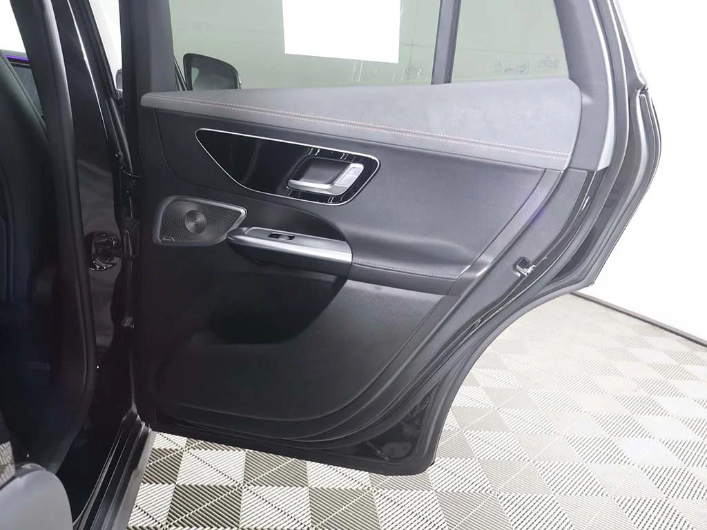 Used 2023 Black Mercedes-Benz 500 SUV image 27