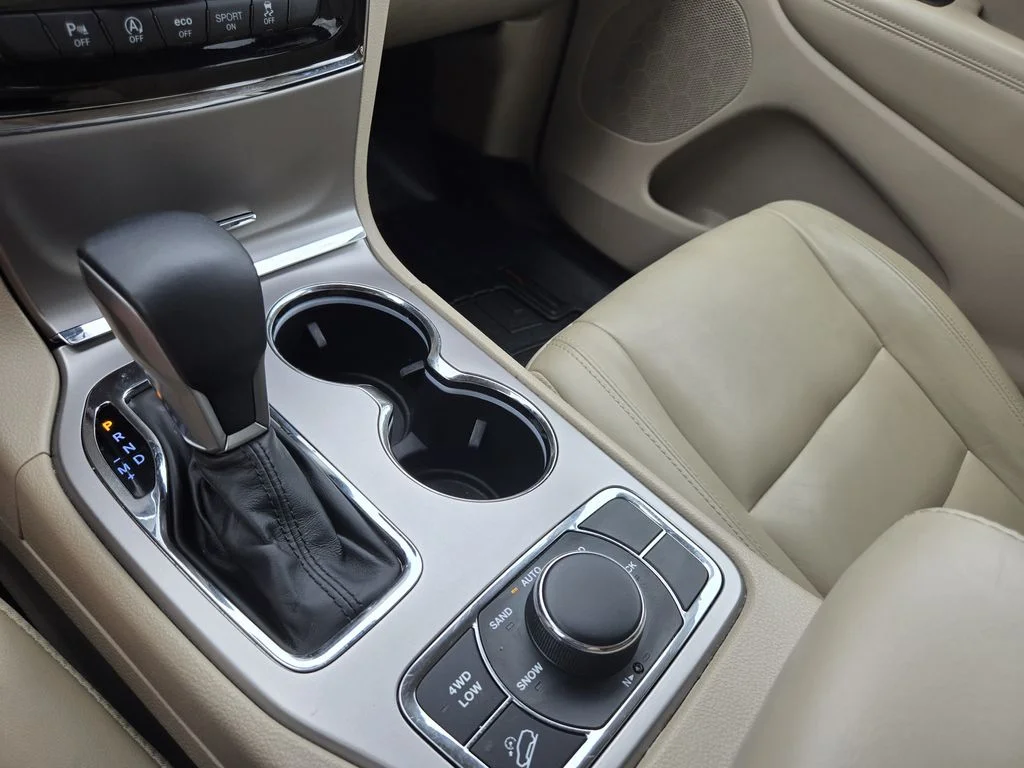 Used 2019 Diamond Black Jeep Limited image 21
