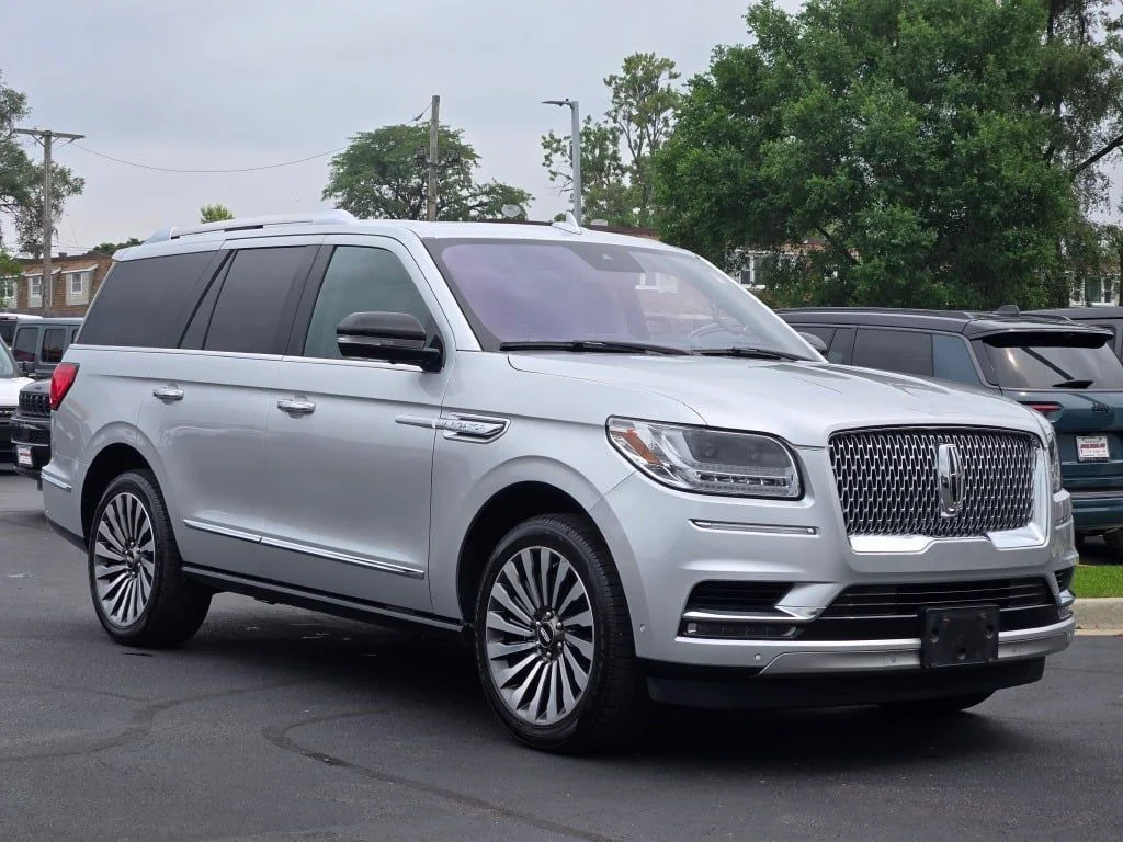 Used 2019 Silver Lincoln Reserve image 2