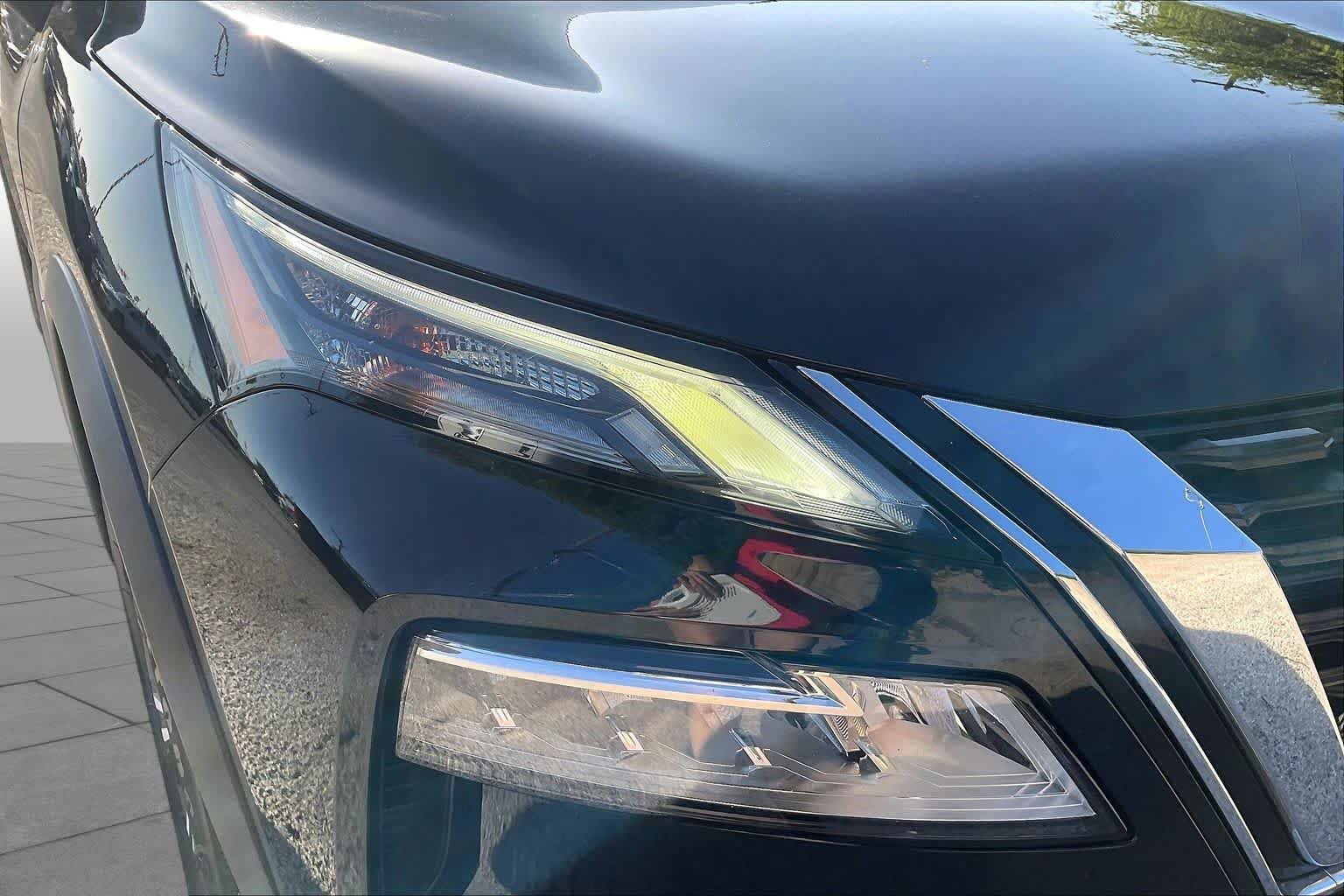 Used 2022 Super Black Nissan SV image 27