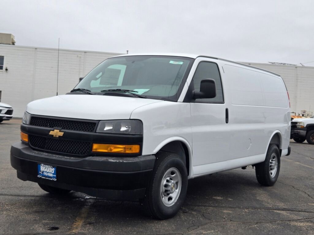 New 2026 Summit White Chevrolet WT image 3