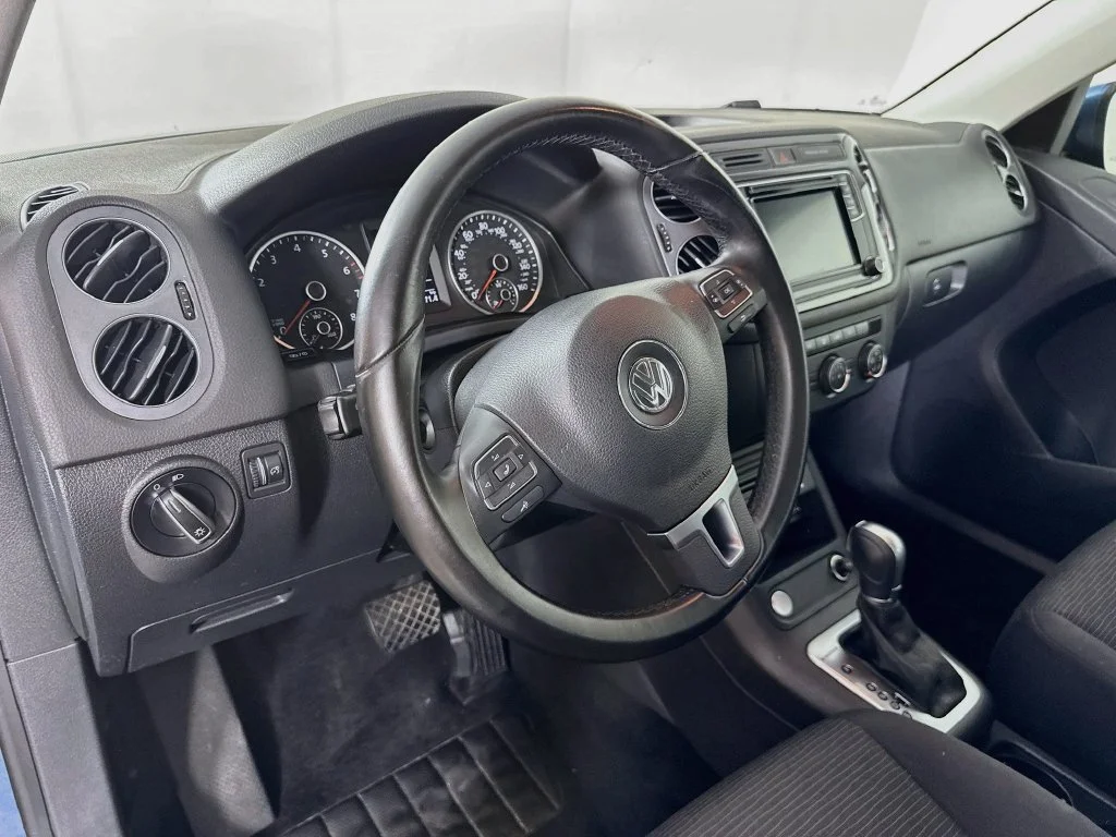 Used 2018 Blue Volkswagen 2.0T image 9