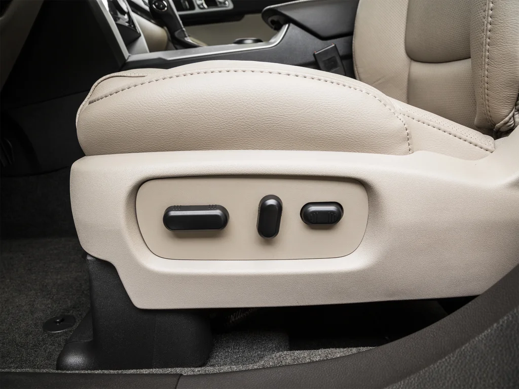Used 2015 White Ford Limited image 24