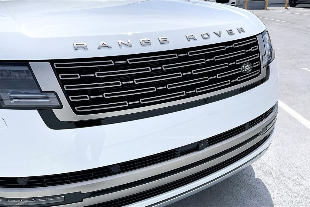 Certified Used 2025 Fuji White Land Rover SE image 31