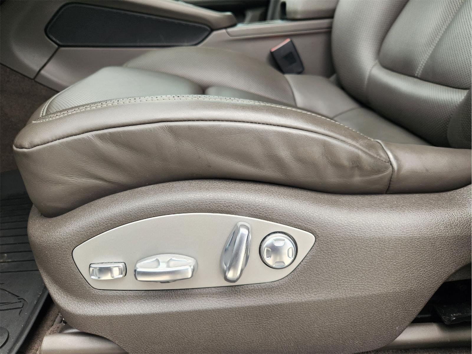 2022 Porsche Macan photo 24 of 33