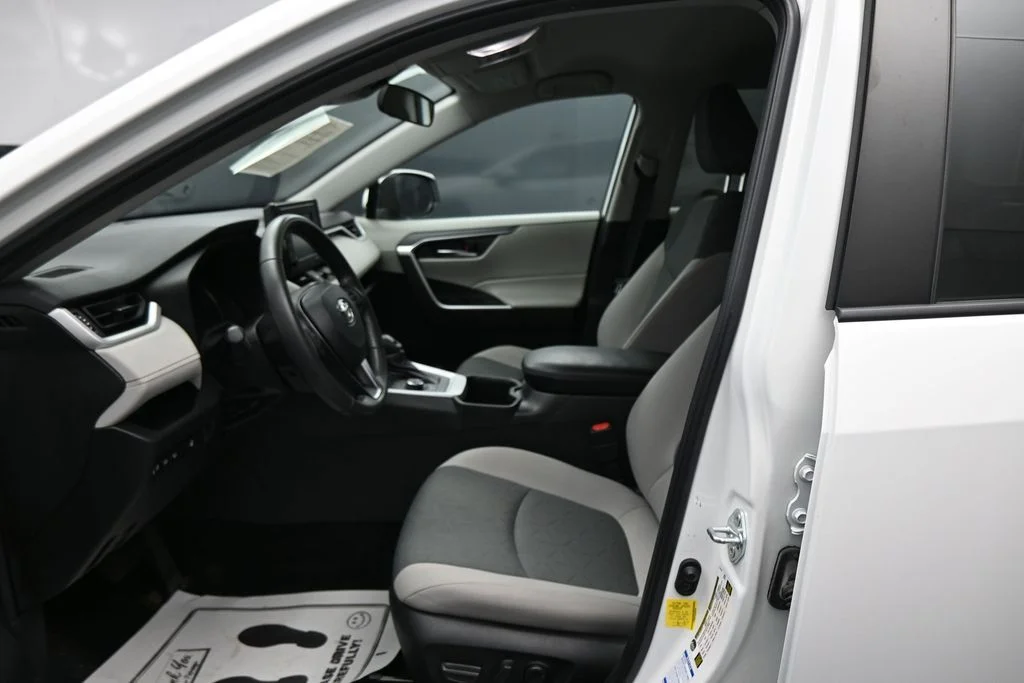 Used 2022 White Toyota XLE image 9