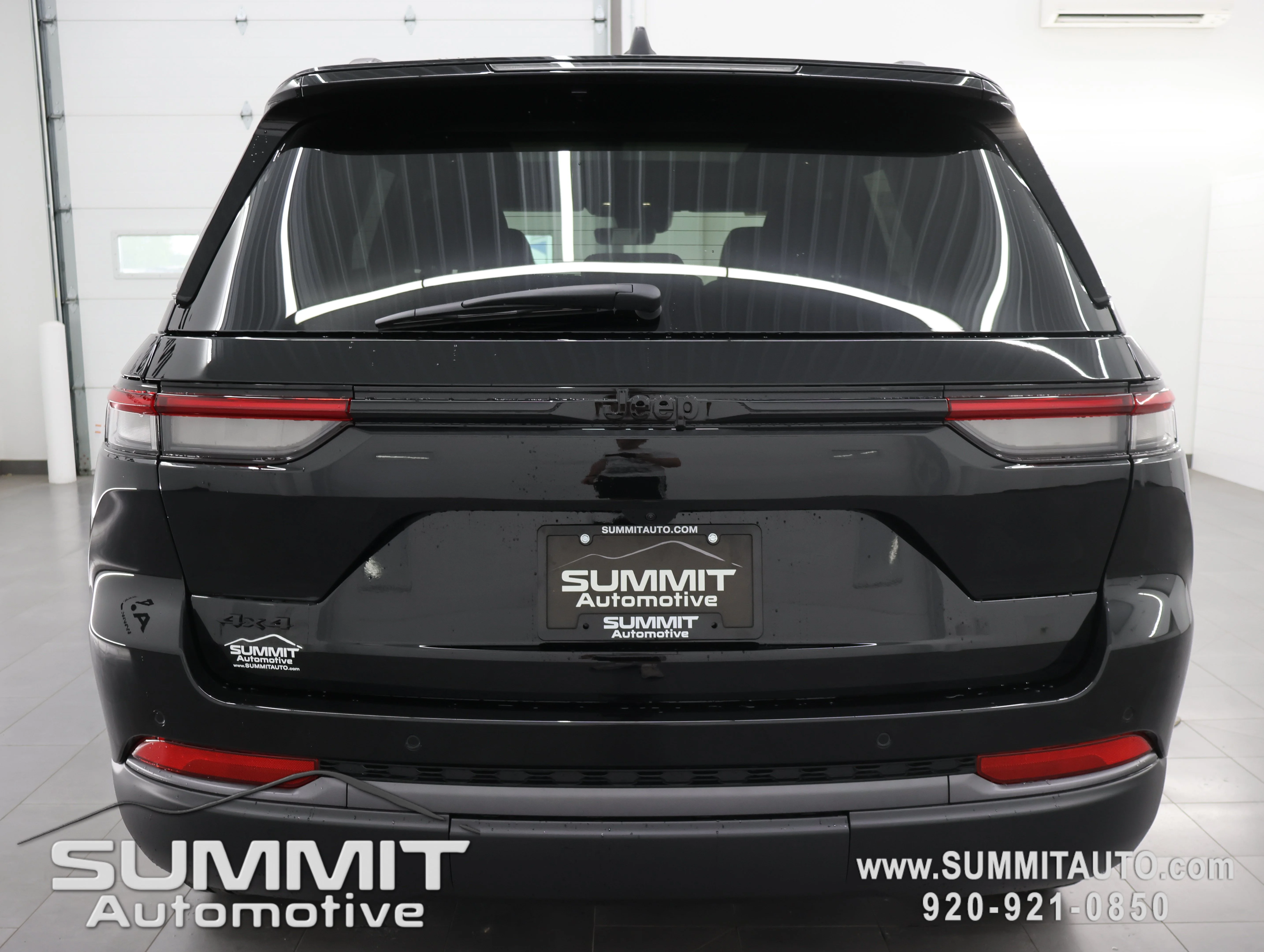 New 2026 Diamond Black Crystal Pearlcoat Jeep Limited image 32