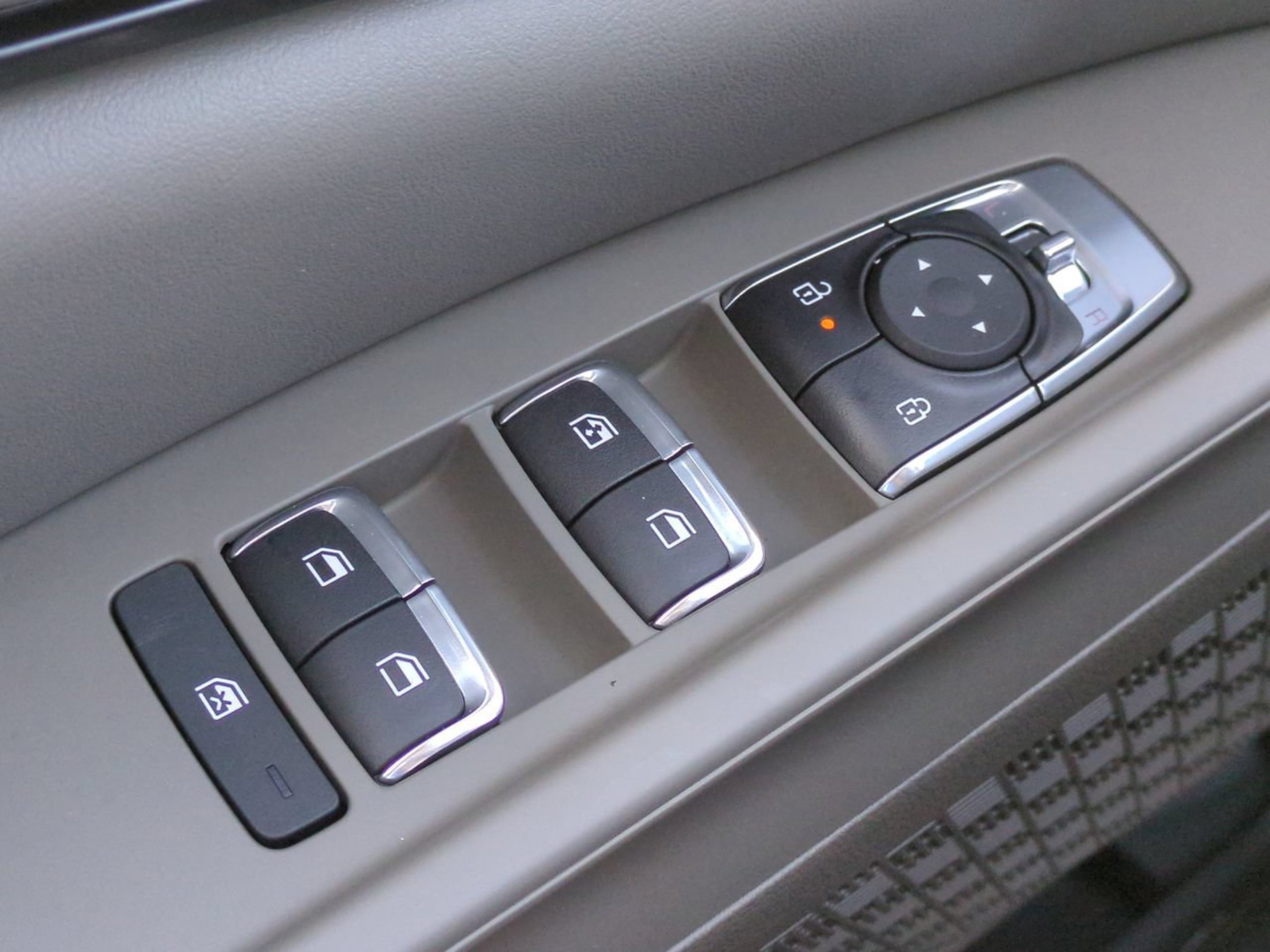 New 2026 Snow White Pearl Kia LXS image 23