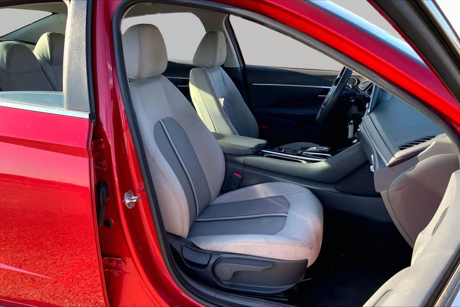 Used 2021 Calypso Red Hyundai SE image 8