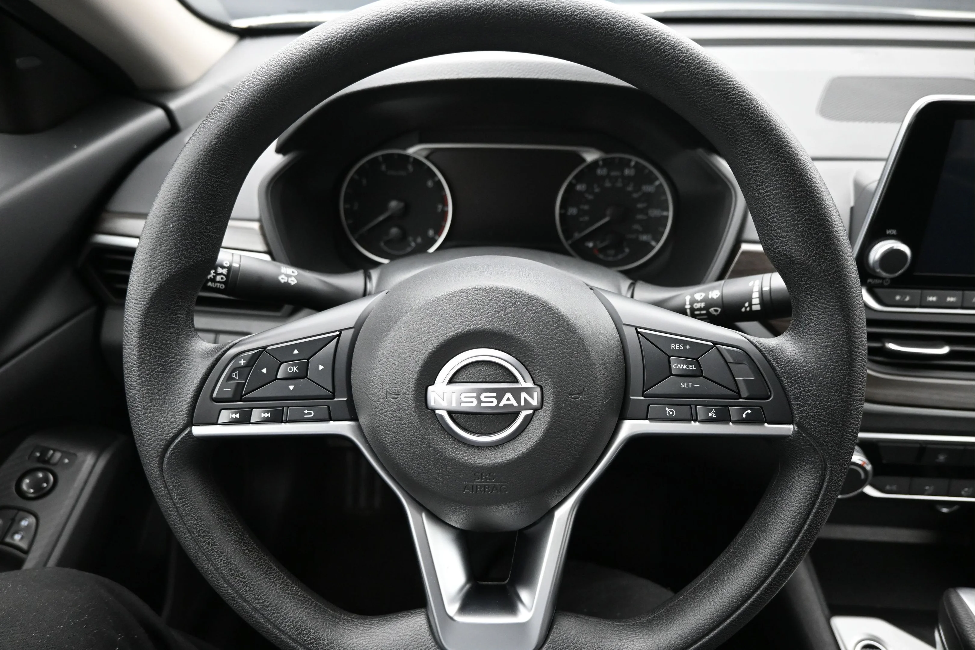 Used 2025 Glacier White Nissan SV image 9