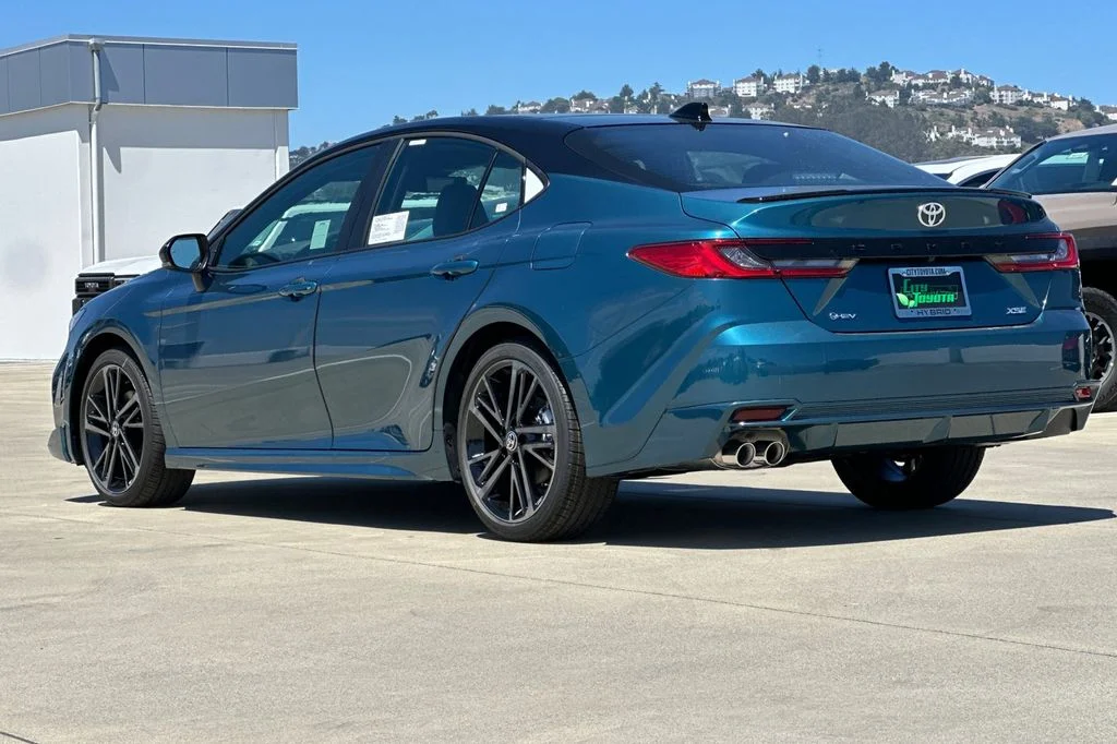 New 2026 Ocean Gem with Midnight Black Metallic roof <sup>1</sup> Toyota  XSE image 6