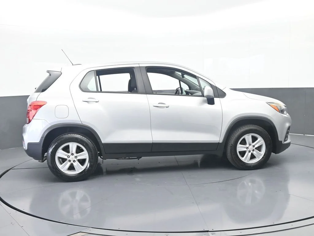 Used 2017 Silver Ice Metallic Chevrolet LS image 7