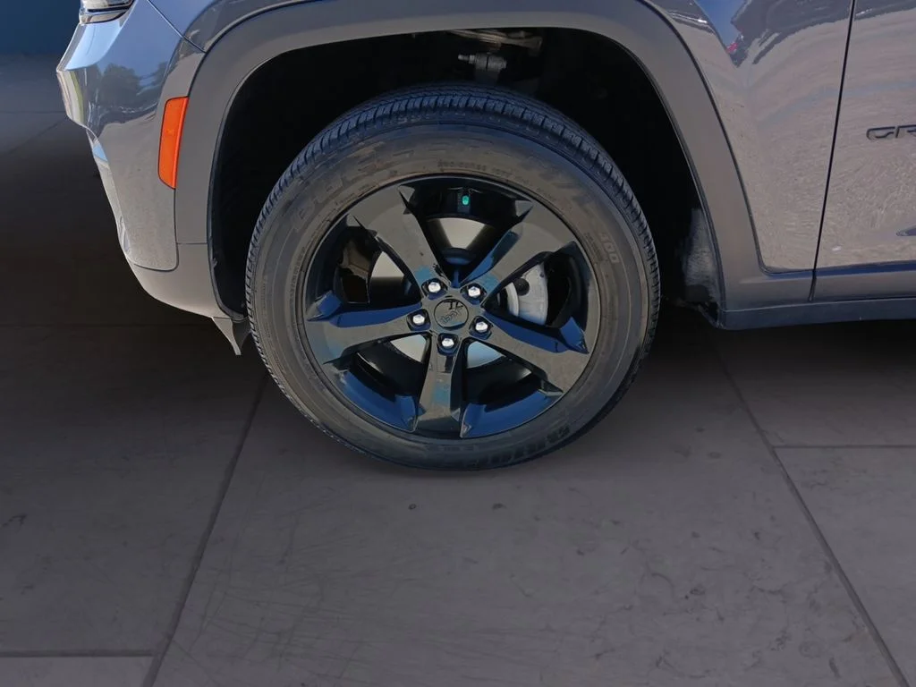 Used 2025 Gray Jeep Altitude X image 9