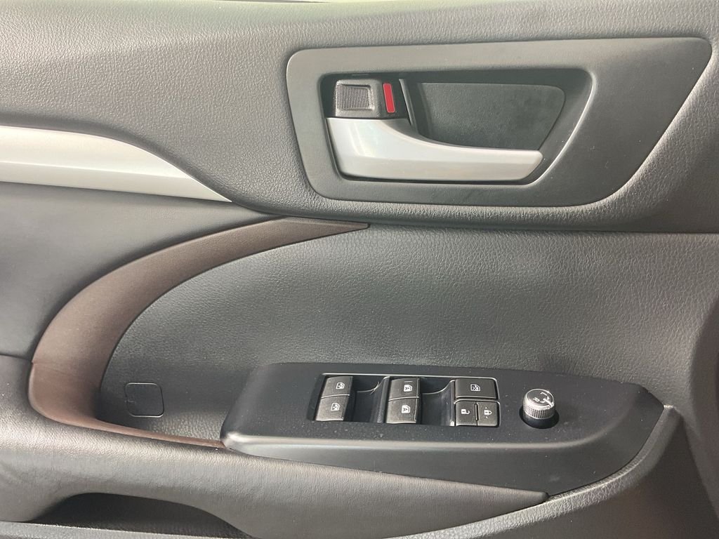 Used 2017 Silver Toyota XLE image 20