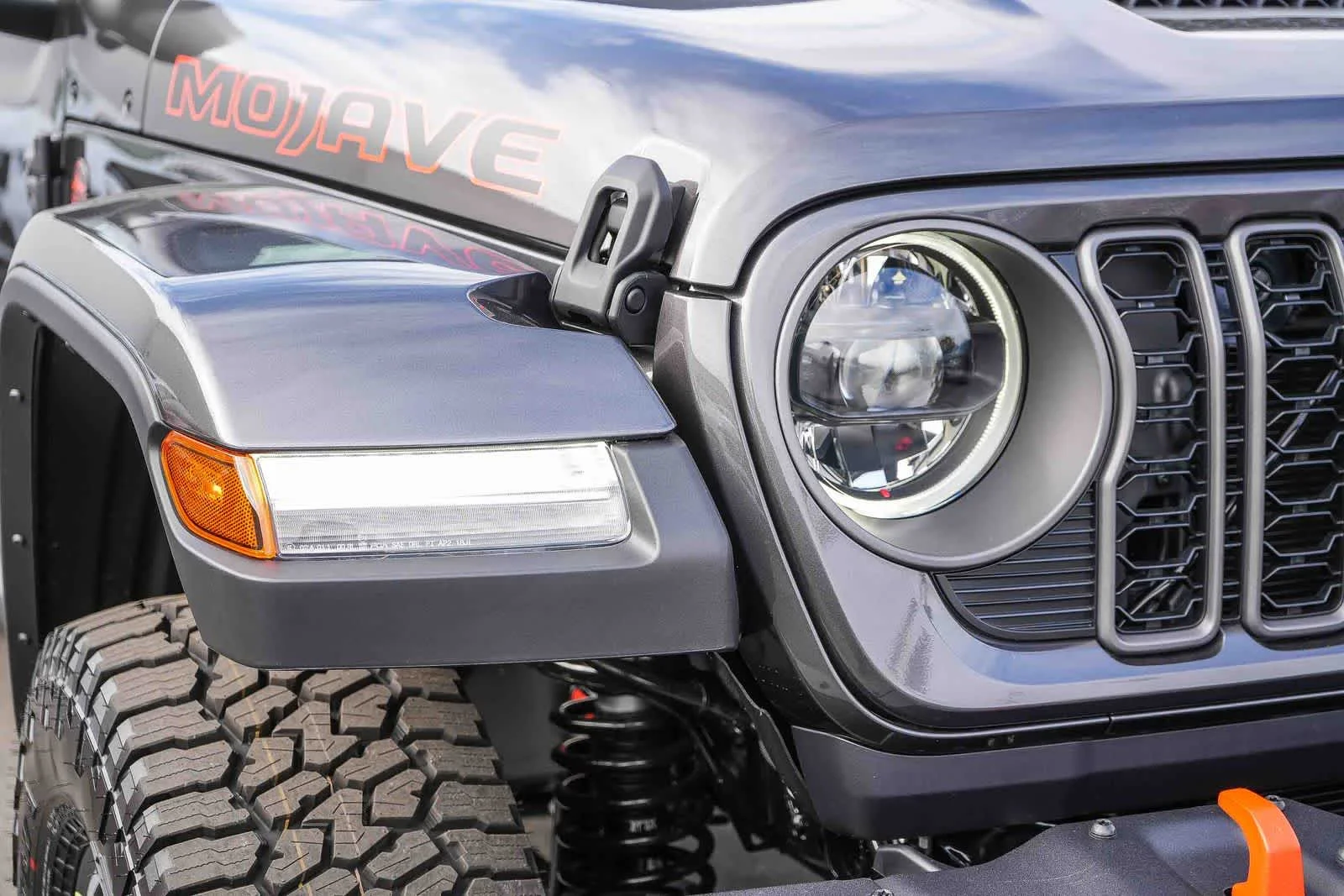 New 2026 Granite Crystal Metallic Clear-Coat Exterior Paint Jeep Mojave X image 4