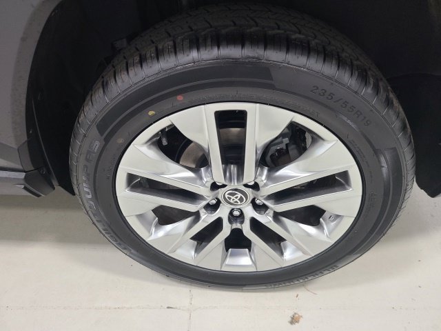 Used 2020 Midnight Black Metallic Toyota XLE Premium image 40